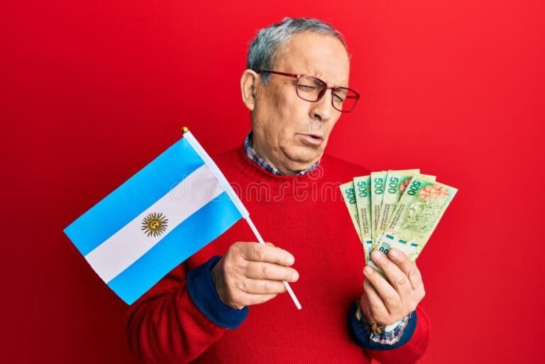 anciano argentino feliz con documentos y dinero