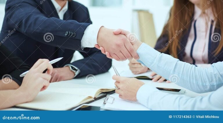 apreton de manos en oficina moderna