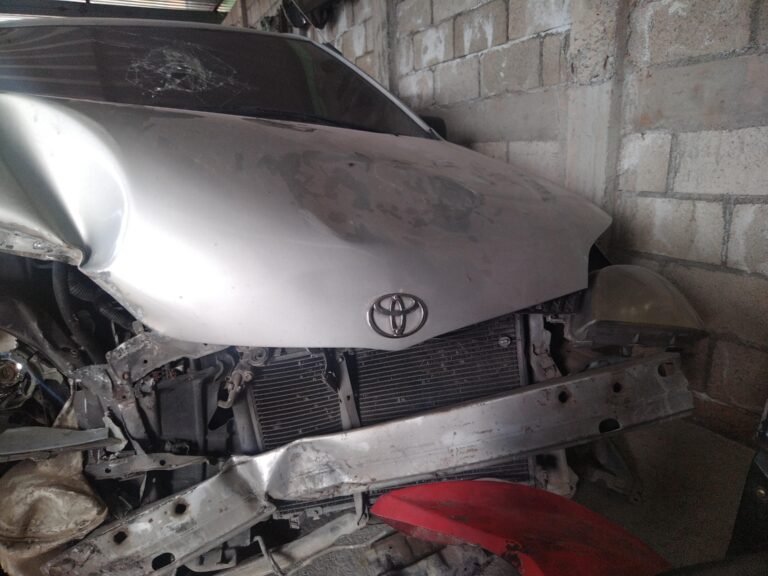 auto chocado en chatarreria para desguace