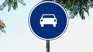 auto circulando por carretera con senales