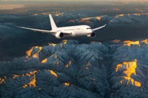 avion sobre paisaje montanoso atardecer