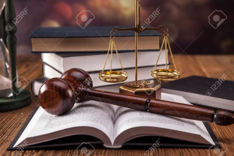 balanza de justicia y libros legales abiertos