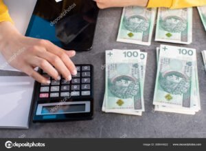 billetes y calculadora sobre mesa de oficina