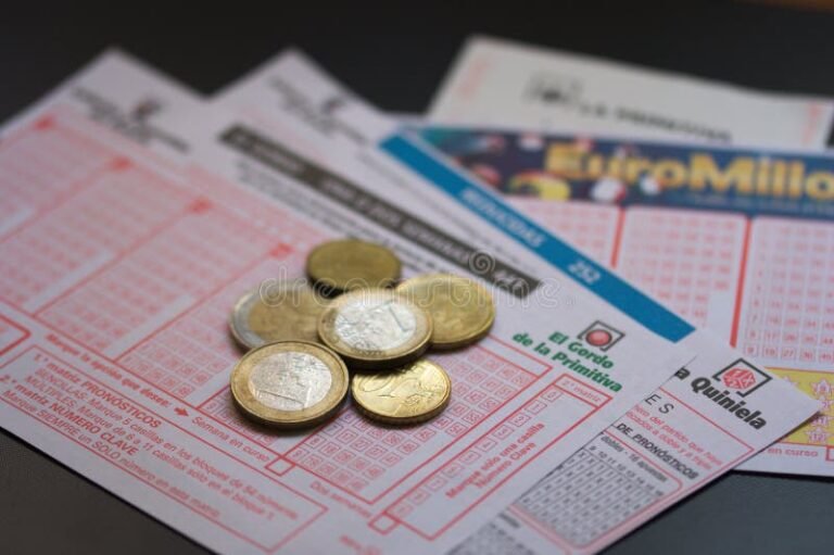 billetes y monedas con boleto de quiniela