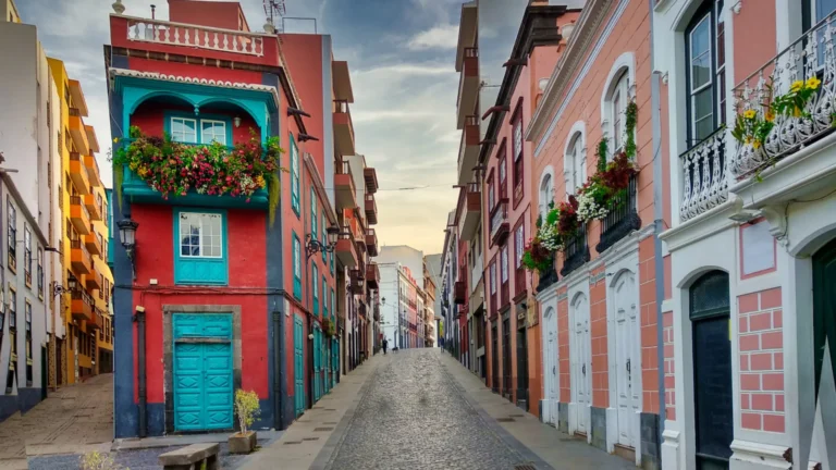 calles coloridas y arquitectura historica tierra santa