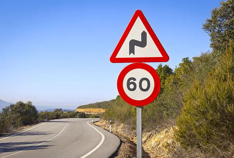 carretera con senal de velocidad y multa