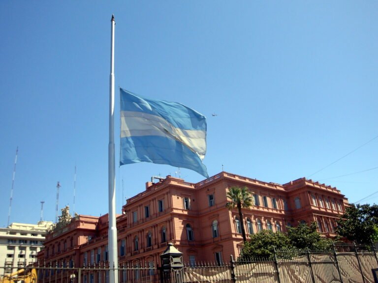 casa rosada con bandera argentina ondeando