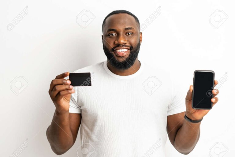 cliente feliz usando app bancaria movil