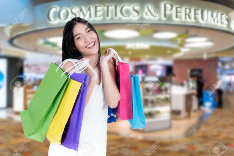 compradores felices en tienda duty free