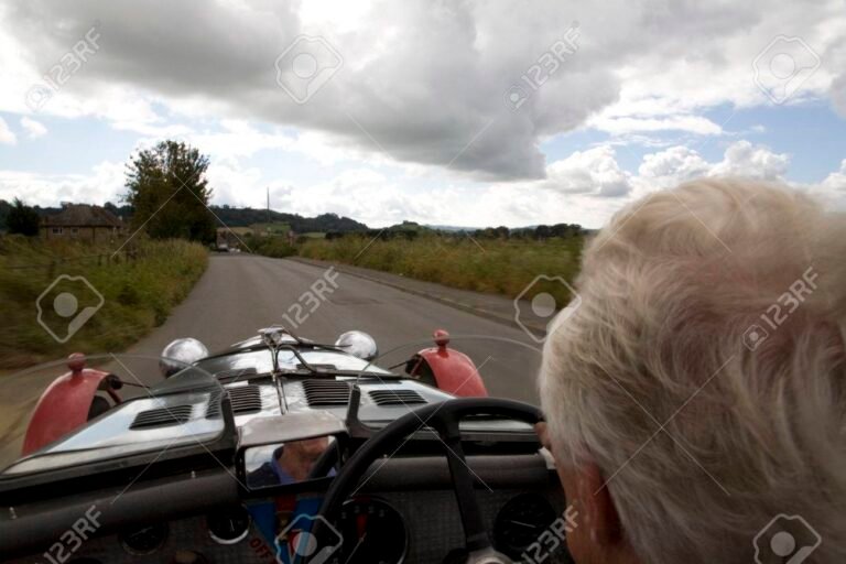 conductor manejando coche en carretera abierta