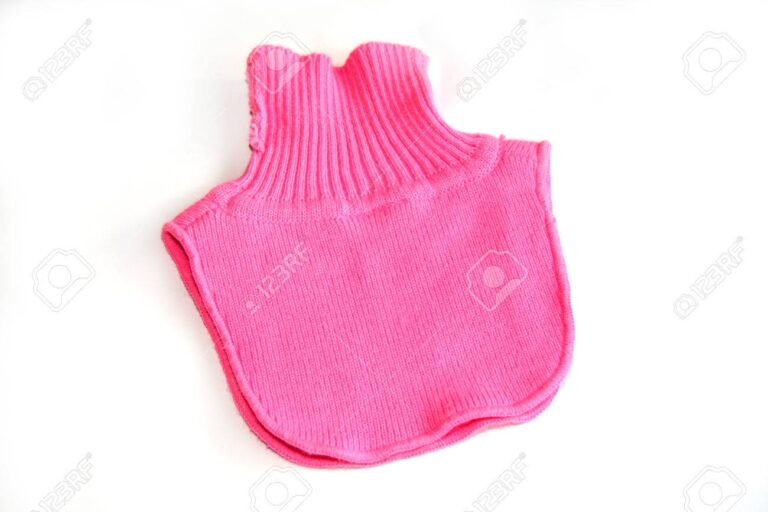 cuellos tejidos coloridos para ninos en fondo blanco