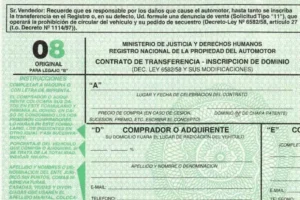 documentos para transferencia de automotor sobre mesa