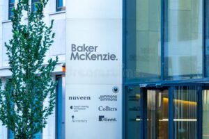 edificio corporativo moderno con logo legal