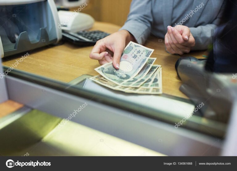 empleado de banco contando dinero en efectivo