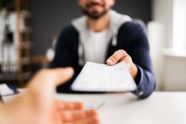 Cómo se realiza la liquidación de sueldo paso a paso en Argentina 3 empleado recibiendo su recibo de sueldo