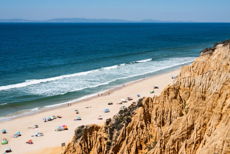 empleado relajado en playa argentina legalmente