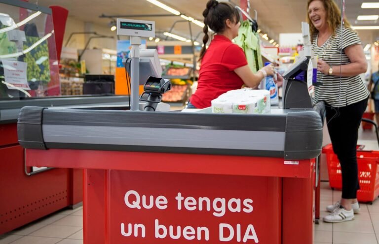 entrada de supermercado dia con clientes