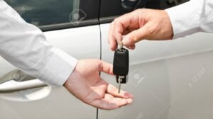 entrega de llaves de automovil entre personas