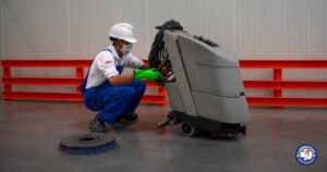 equipo limpieza profesional trabajando en construccion