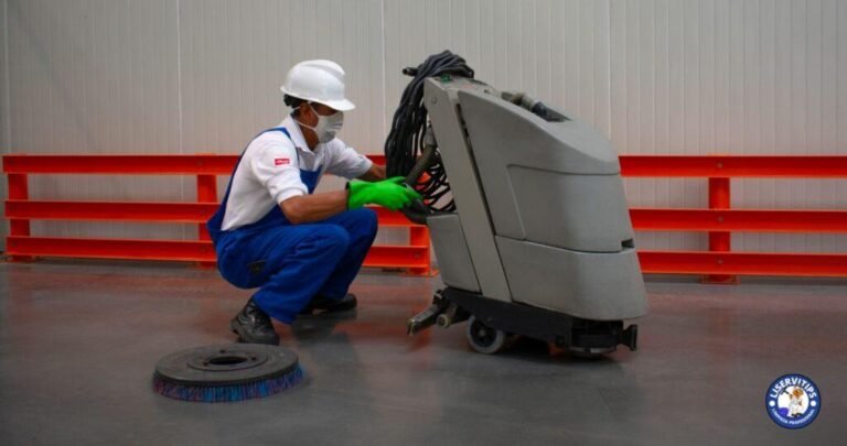 equipo limpieza profesional trabajando en construccion