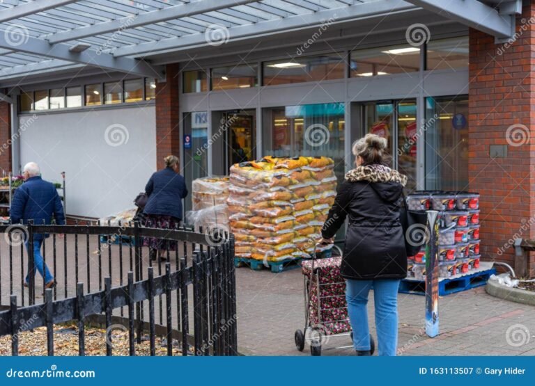 fachada supermercado dia con gente entrando