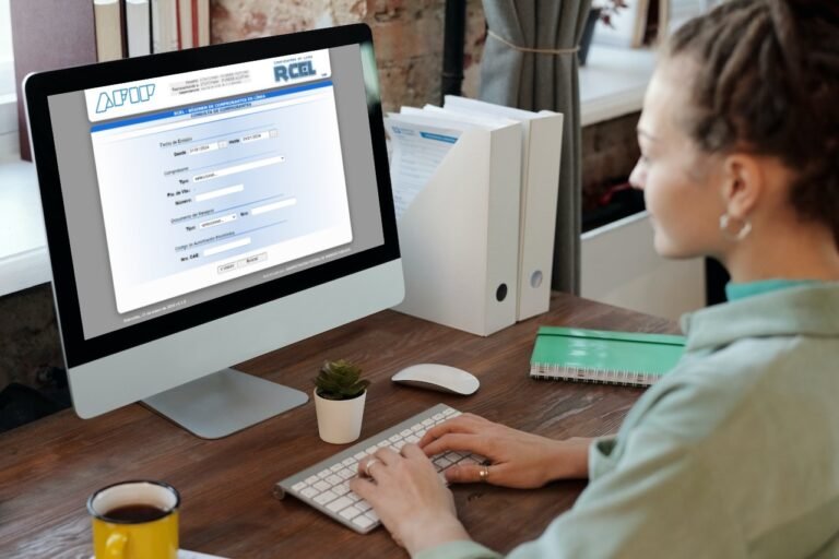 factura electronica argentina sobre escritorio profesional