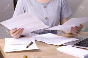 factura papel y boligrafo sobre escritorio madera