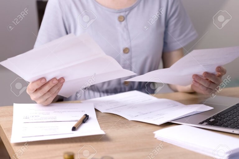 Qué Es Una Factura M Y Cómo Se Utiliza En Argentina 13 factura papel y boligrafo sobre escritorio madera