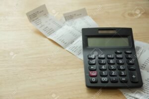 factura y calculadora sobre mesa de oficina