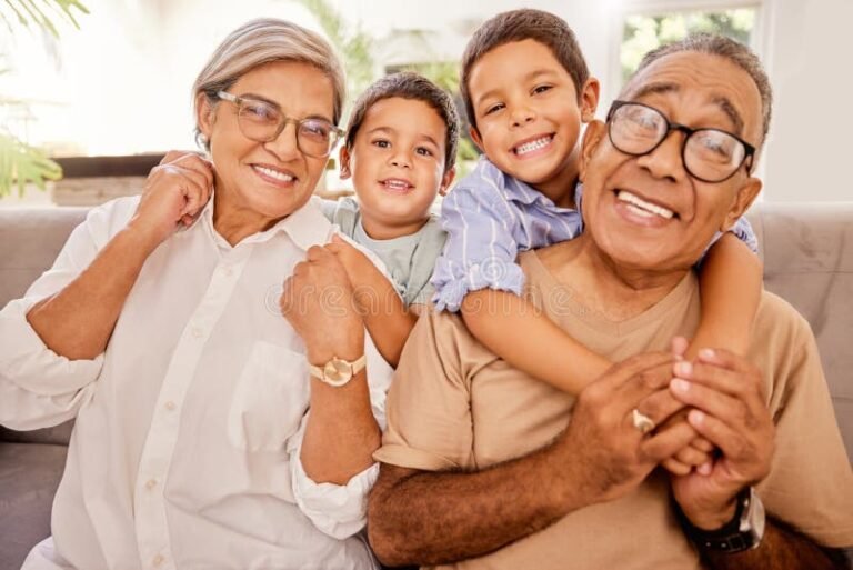 familia feliz con adulto mayor y nino especial