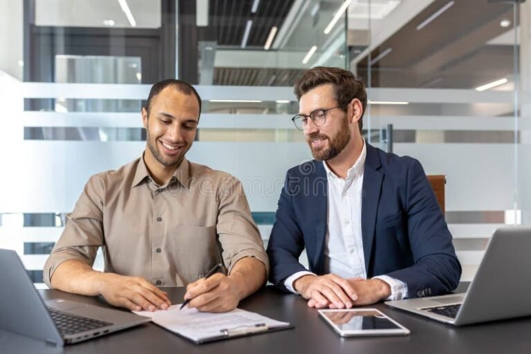 firmando contrato laboral en oficina moderna