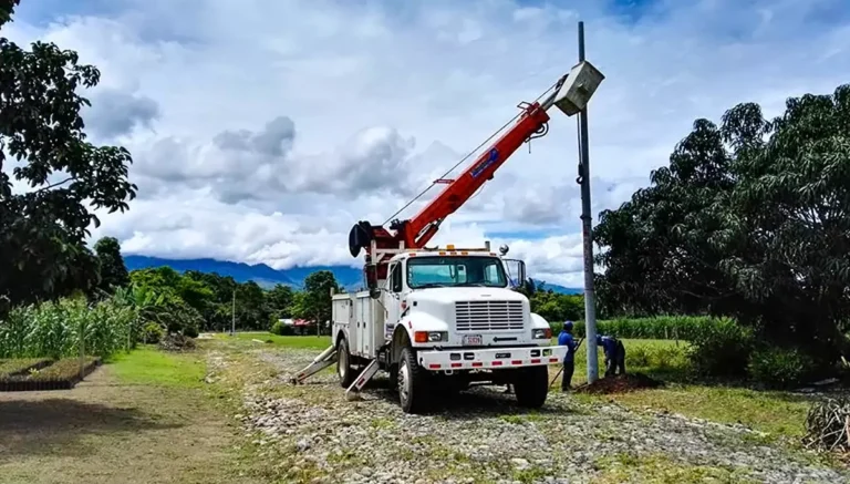 instalacion poste electrico en terreno rural