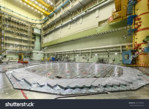 interior de una planta nuclear con reactor visible