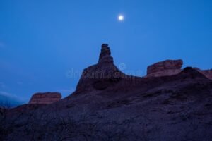 luna llena brillante sobre paisaje argentino noche