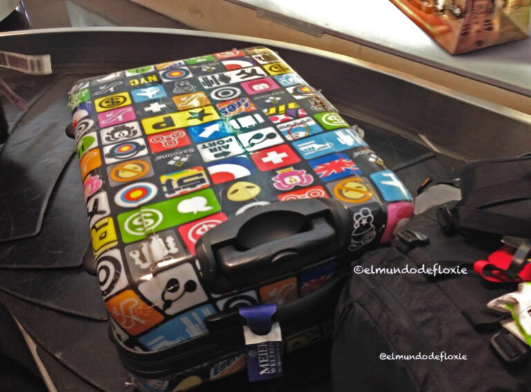 maleta con etiqueta de chile y aire acondicionado