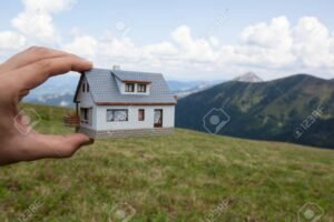 mano sosteniendo casa sobre tierra legalmente