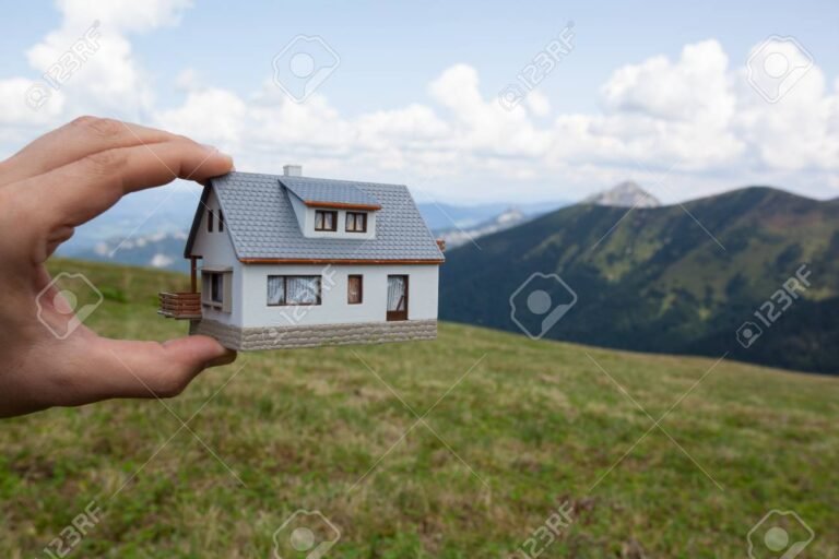 mano sosteniendo casa sobre tierra legalmente