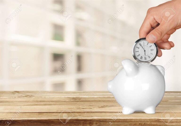 manos contando monedas con reloj al fondo