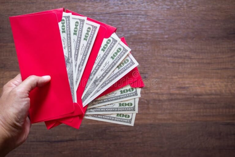 manos entregando dinero en sobre cerrado