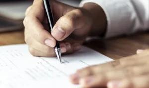 manos entregando documentos financieros solemnes