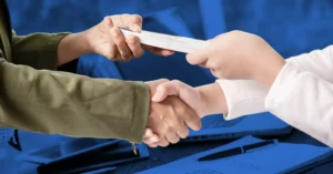 manos firmando contrato bancario juntos