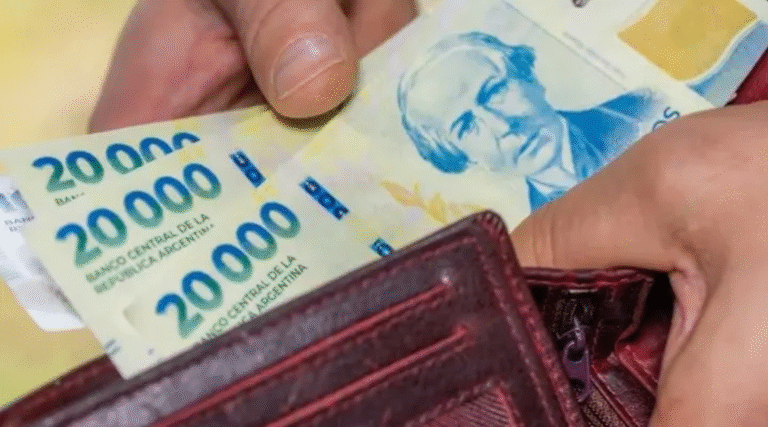 manos recibiendo pago de pension argentina