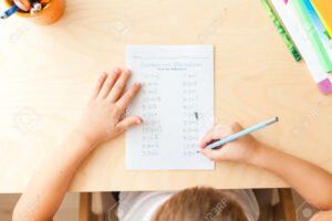 manos resolviendo problemas matematicos con lapiz
