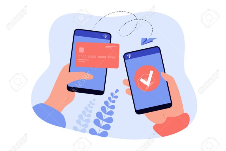 manos sosteniendo billetera digital y smartphone