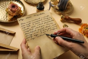 manos sosteniendo documentos bancarios y flores