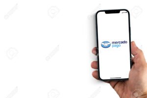 manos sosteniendo telefono con app mercado pago
