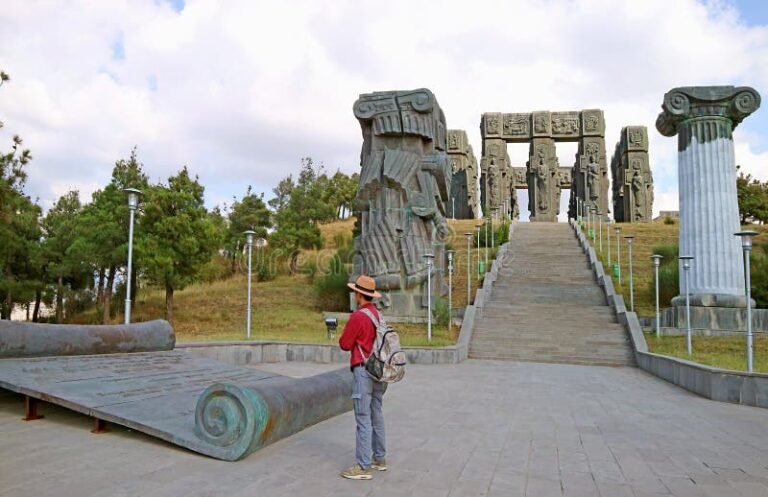 Qué es el patrimonio nacional y cultural y por qué es importante 2 monumento historico representativo con visitantes felices