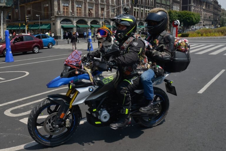moto circulando por ciudad con documentos visibles