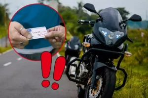 moto estacionada con policia revisando documentos