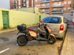 moto estacionada junto a oficina de transito